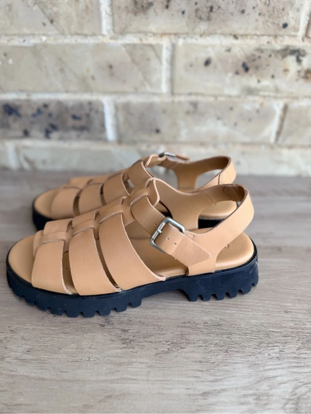 Quince Italian Leather Cashew Fisherman Sandals with Black Lug Sole NWOB Size 8